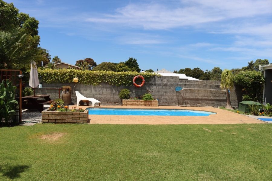 To Let 4 Bedroom Property for Rent in Kleinmond Western Cape